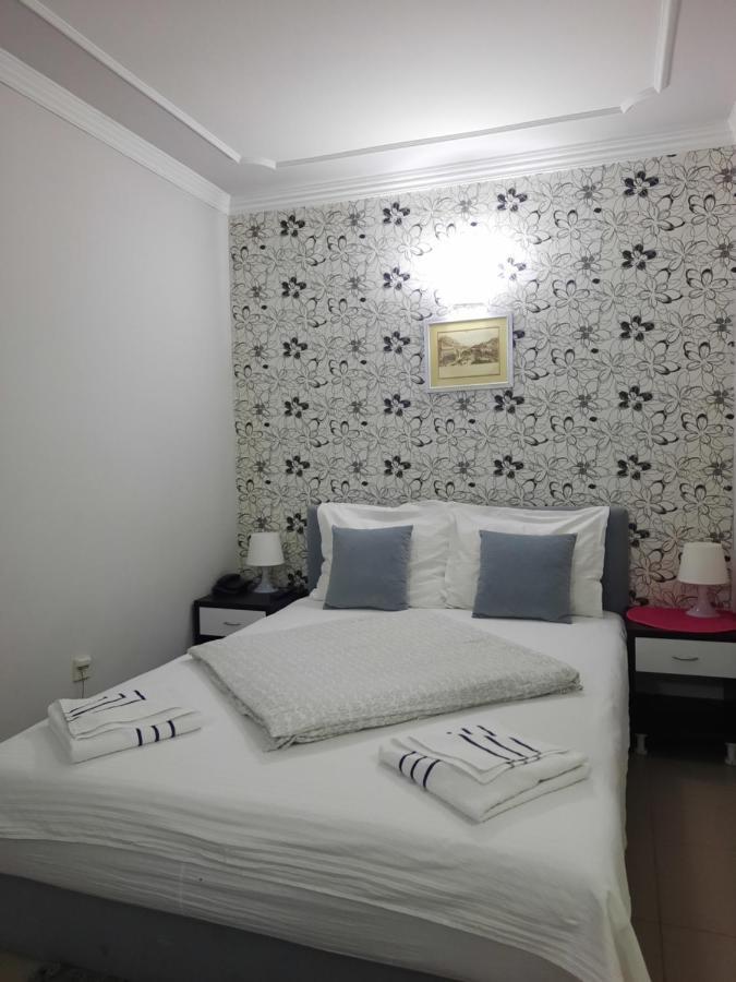 Hotel Prenociste Luna 2005 Novi Sad Exterior foto