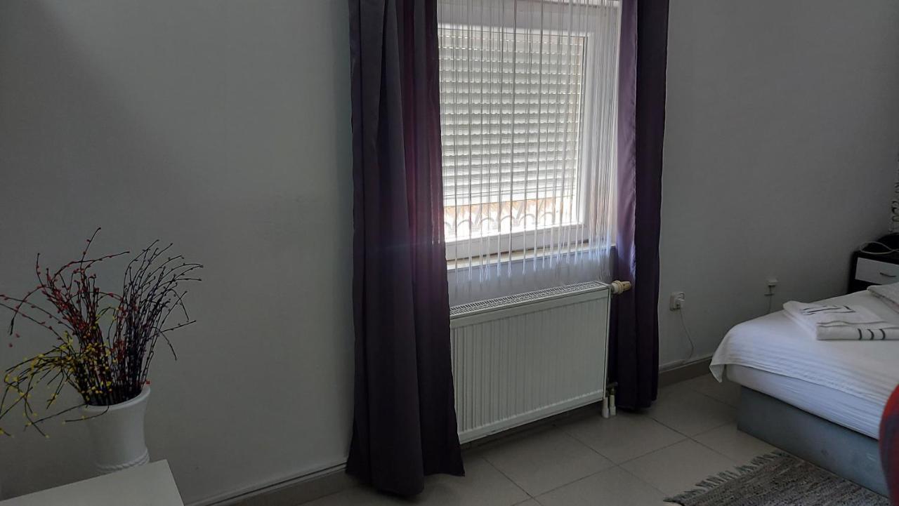 Hotel Prenociste Luna 2005 Novi Sad Exterior foto
