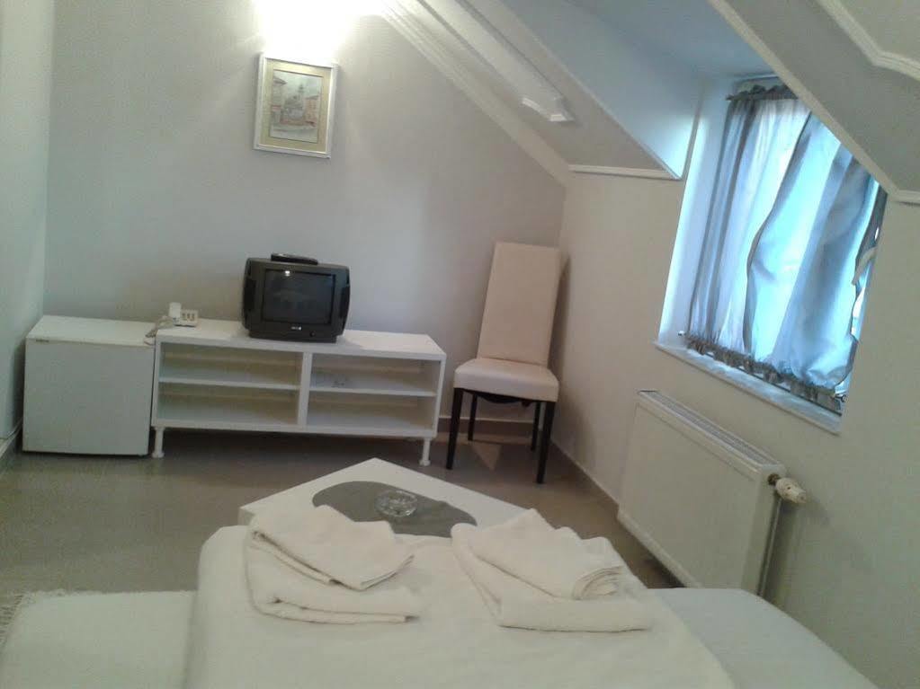 Hotel Prenociste Luna 2005 Novi Sad Exterior foto