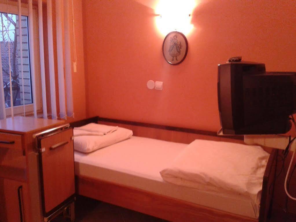 Hotel Prenociste Luna 2005 Novi Sad Exterior foto